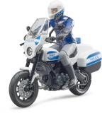 Policista s policejním motocyklem Scrambler Ducati